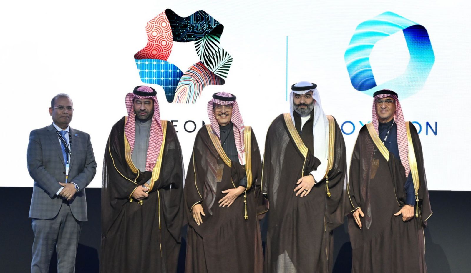 نيوم وديتافولت يوقعان اتفاقية لإنشاء أول مصنع AI صديق للبيئة في المنطقة