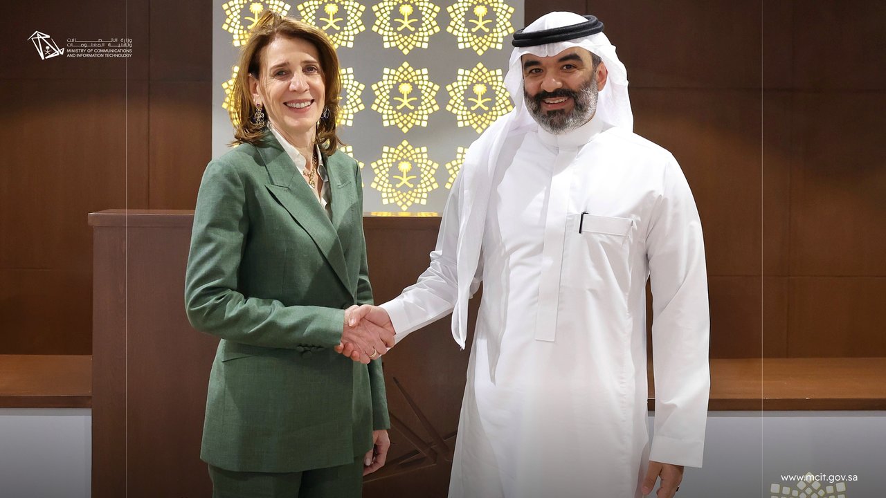 اجتماع وزير الاتصالات مع رئيسة جوجل لتعزيز الشراكة الاستراتيجية