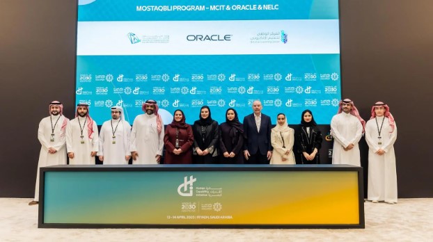 أوراكل تتعاون مع وزارة الاتصالات لتدريب 50,000 سعودي في الذكاء الاصطناعي