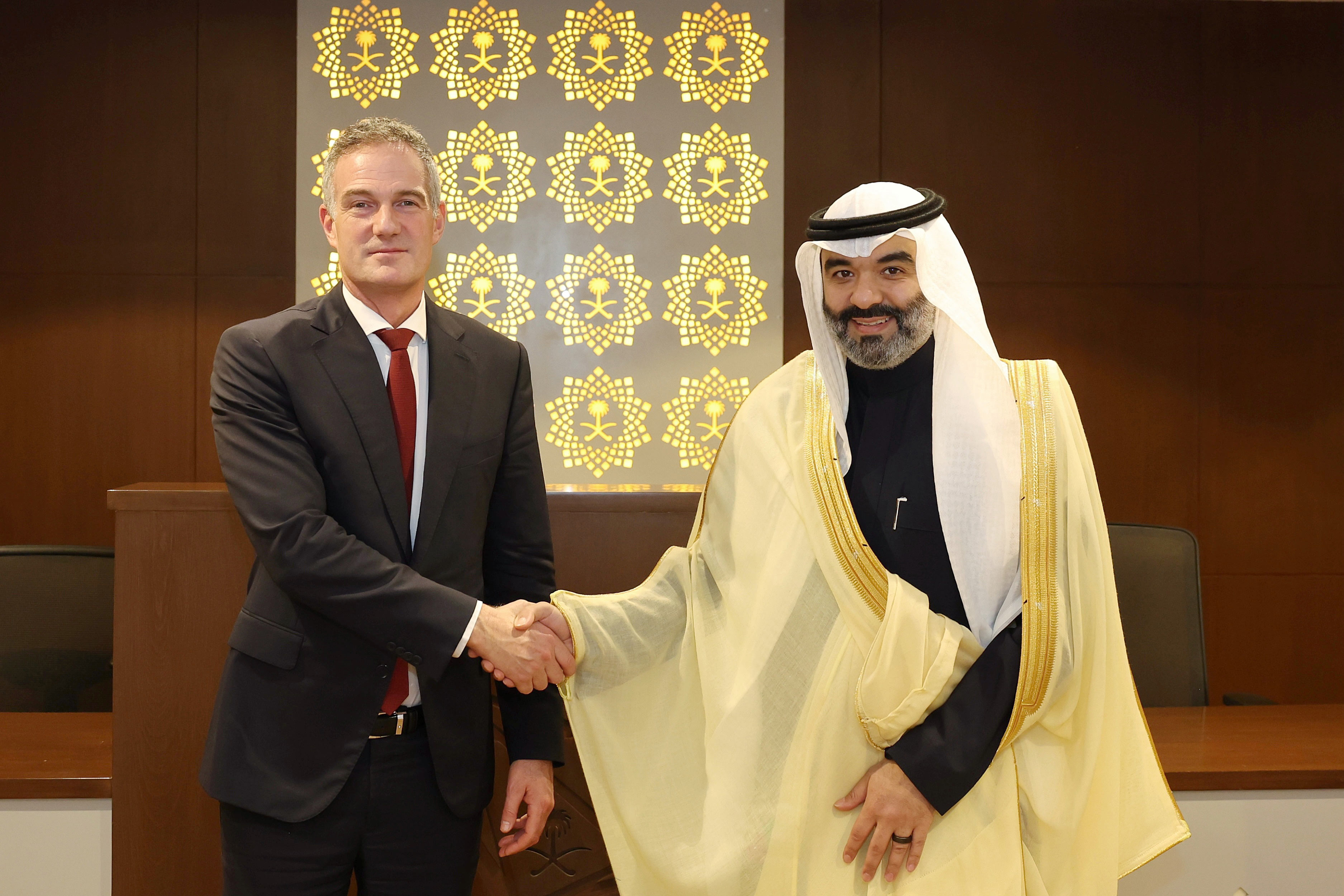 وزير الاتصالات السعودي يناقش تعزيز الشراكة في الذكاء الاصطناعي مع المملكة المتحدة
