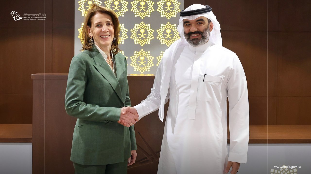 اجتماع وزير الاتصالات مع رئيسة جوجل لتعزيز الشراكة الاستراتيجية